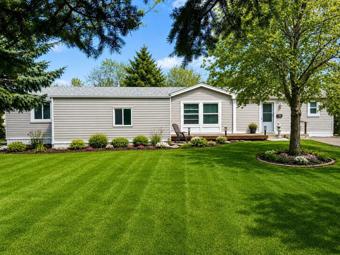 Property Photo:  3322 29 Street S  AB T1K 7K2 
