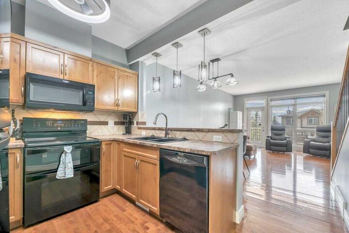 Property Photo:  172 Rockyledge View NW 8  AB T3G 6B2 