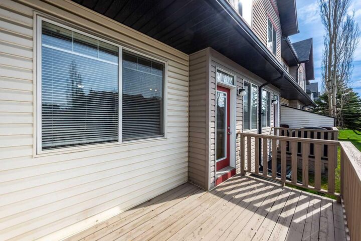 Property Photo:  36 Everridge Gardens SW  AB T2Y 0H1 