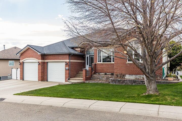 Property Photo:  119 Perry Crescent NE  AB T1C 1X2 