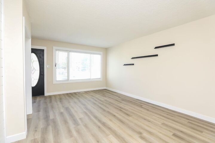 Property Photo:  813 11 Avenue S  AB T1K 0H9 