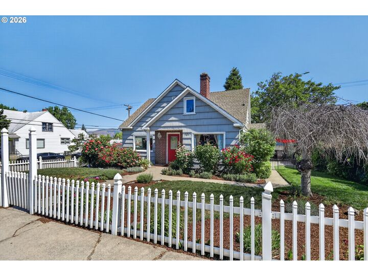 Property Photo: 121 W 10th St OR 97058