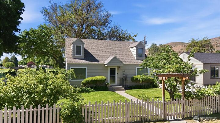 Property Photo:  540  3rd Avenue SW  WA 98823 