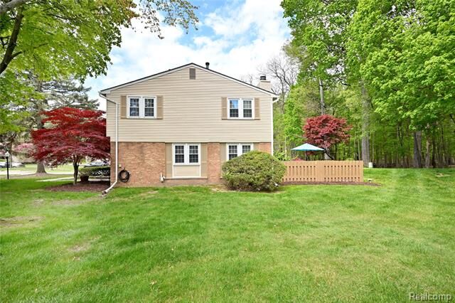 Property Photo:  1562 Brentwood Drive  MI 48098 