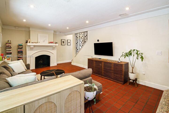 Property Photo:  405 Viscaya Ave 405  FL 33134 