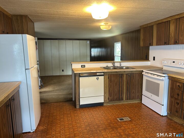 Property Photo:  28 Cheyenne Road  CT 06118 
