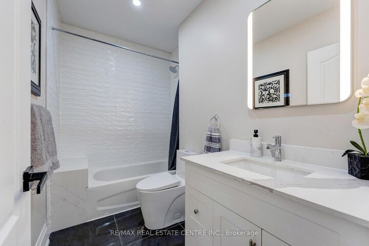 Property Photo: 252 Paisley Boulevard W ON L5B 2A4