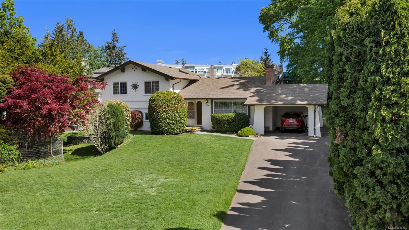 Property Photo:  989 Abbey Rd E  BC V8Y 1L1 