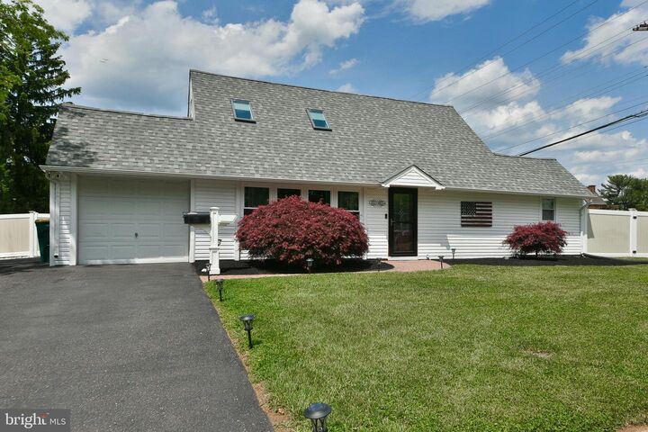 Property Photo:  2 Jollybrook Road  PA 19056 