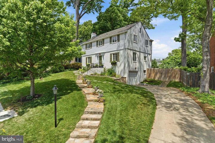 Property Photo:  805 Chalfonte Drive  VA 22305 