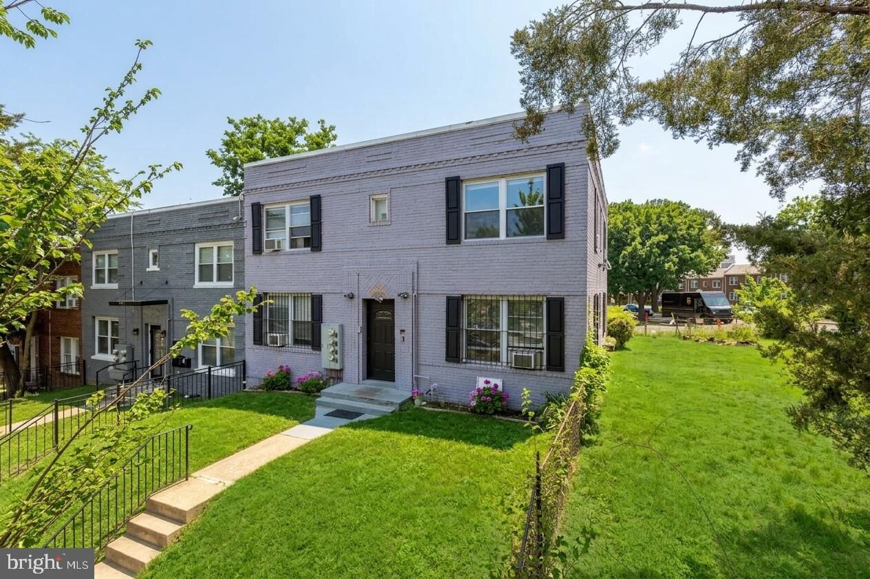 Property Photo:  928 19th Street NE  DC 20002 