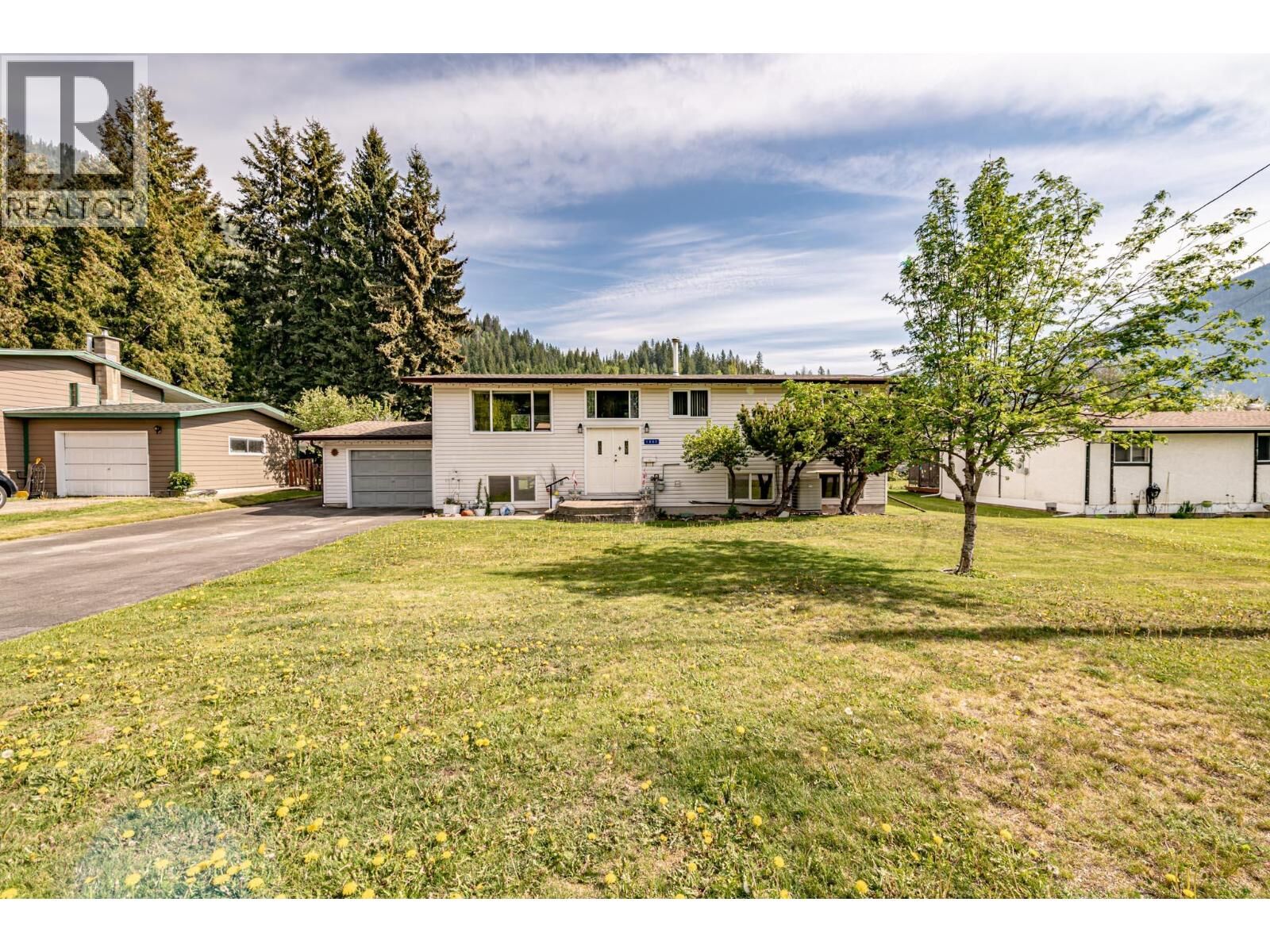 Property Photo:  1002 Ninth Street  BC V0G 1Z0 
