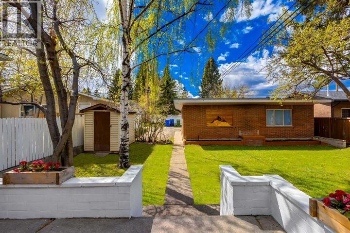 Property Photo:  1415 43 Street Southwest  AB T3C 2A3 
