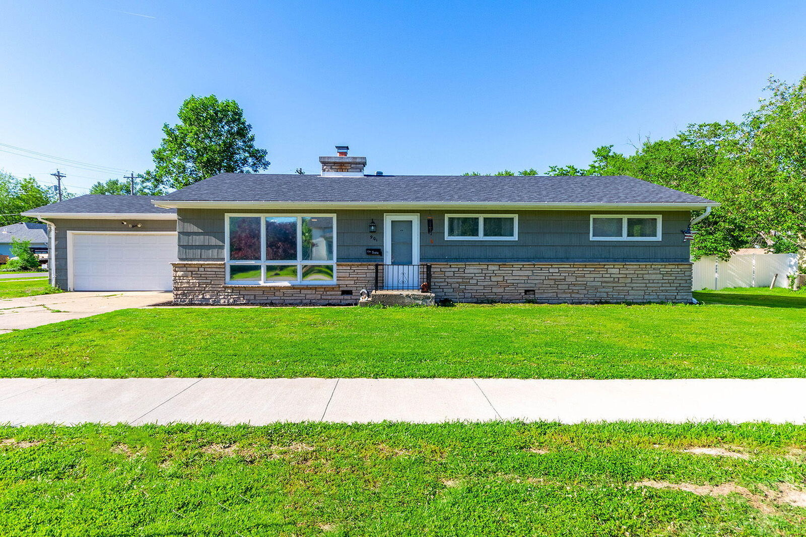Property Photo: 901 E Booth St MO 65240