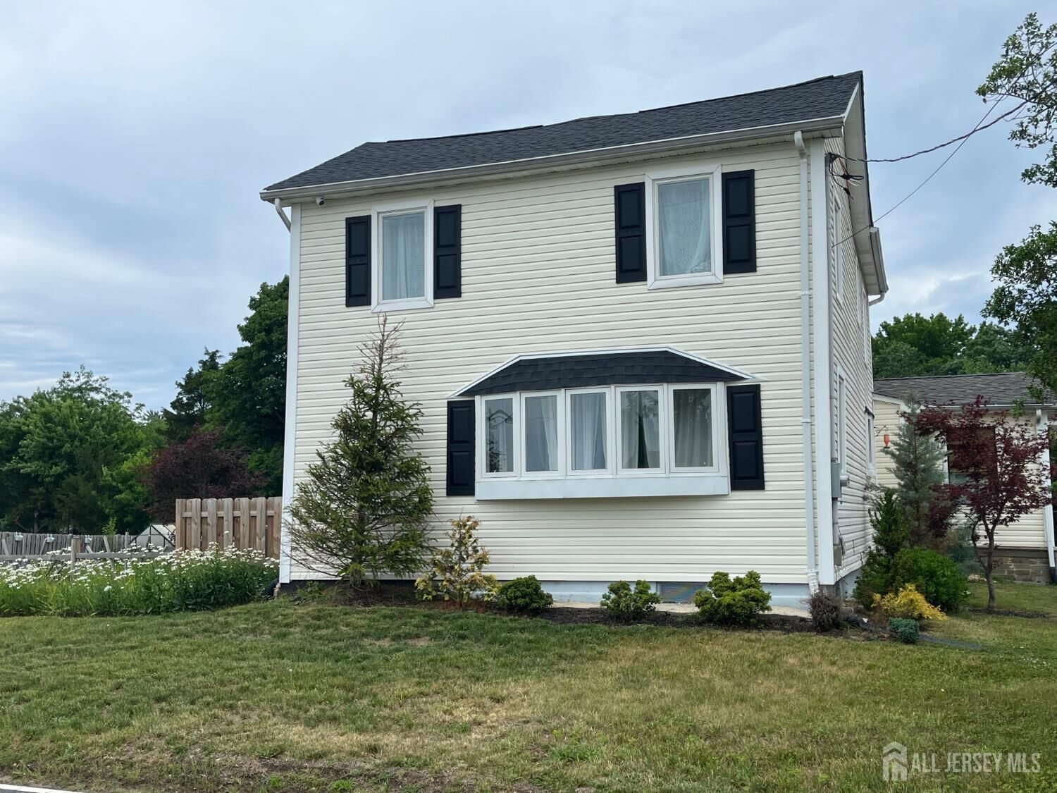 Property Photo:  5 Wyckoffs Mills Applegarth Road  NJ 08831 