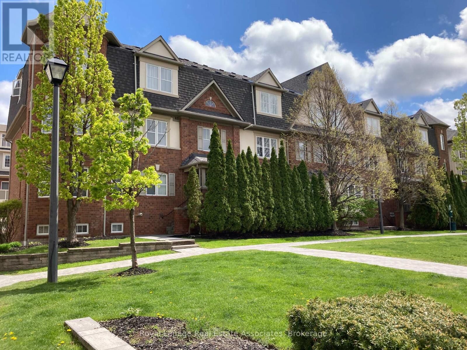 Property Photo:  730 Neighbourhood Circle 4  ON L5B 0B3 