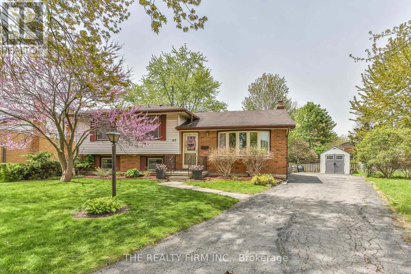 Property Photo:  40 Ebury Place  ON N6C 4V4 