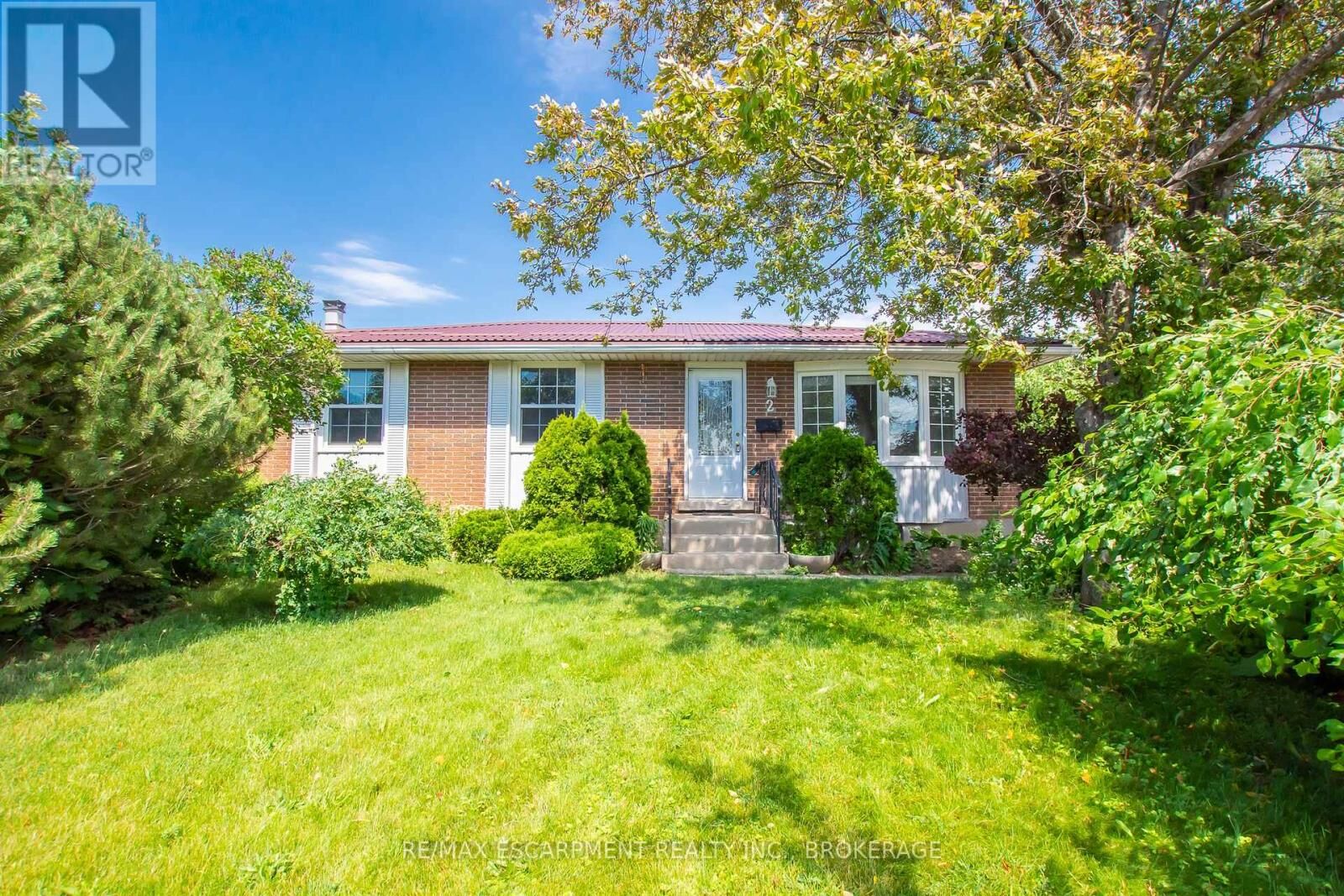 Property Photo:  2 Wolfdale Place Main  ON L2N 4M5 