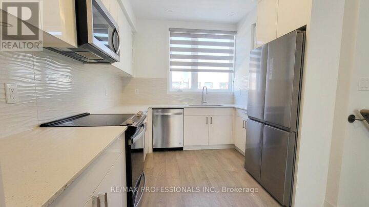 Property Photo:  121 Green Gardens Boulevard  ON M6A 0E2 