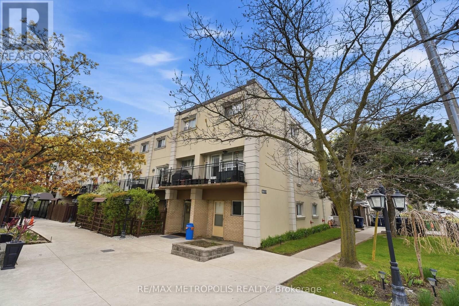 Property Photo:  5877 Bathurst Street 205  ON M2R 1Y7 