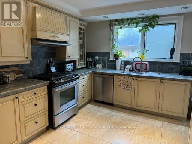 Property Photo: 16970 Bayview Avenue ON L3Y 6M5