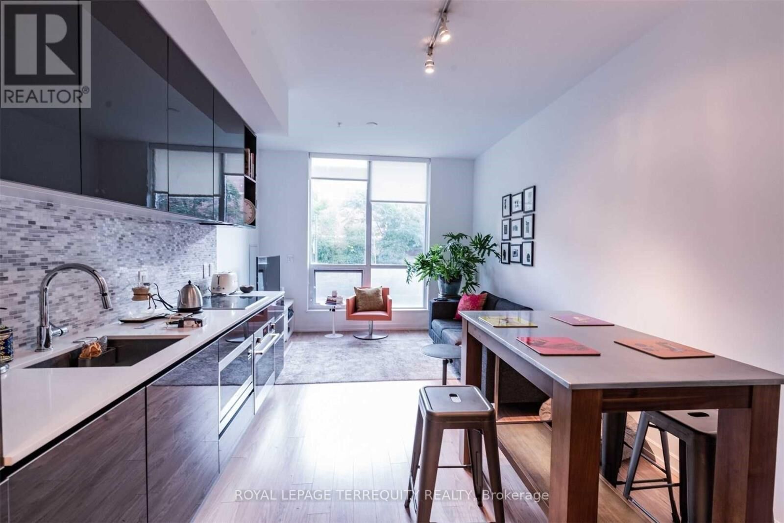 Property Photo:  377 Madison Avenue 105  ON M4V 3E1 