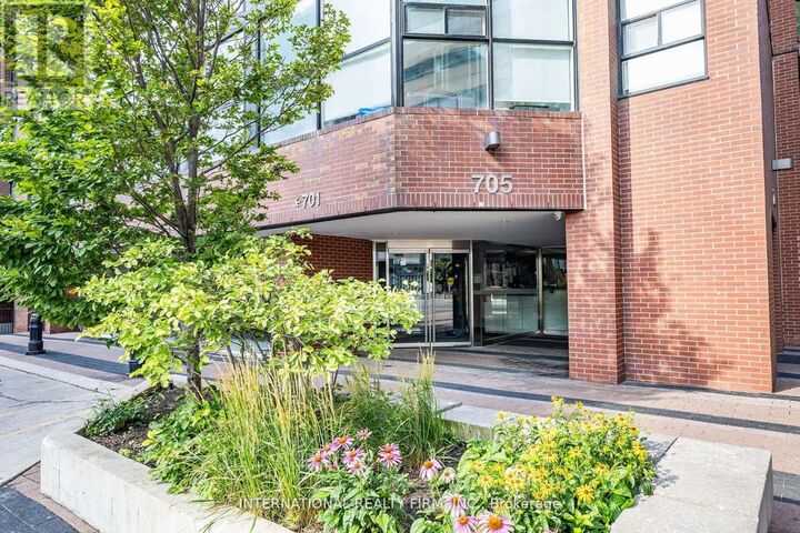 Property Photo:  215 Street West 215  ON M5V 2W8 