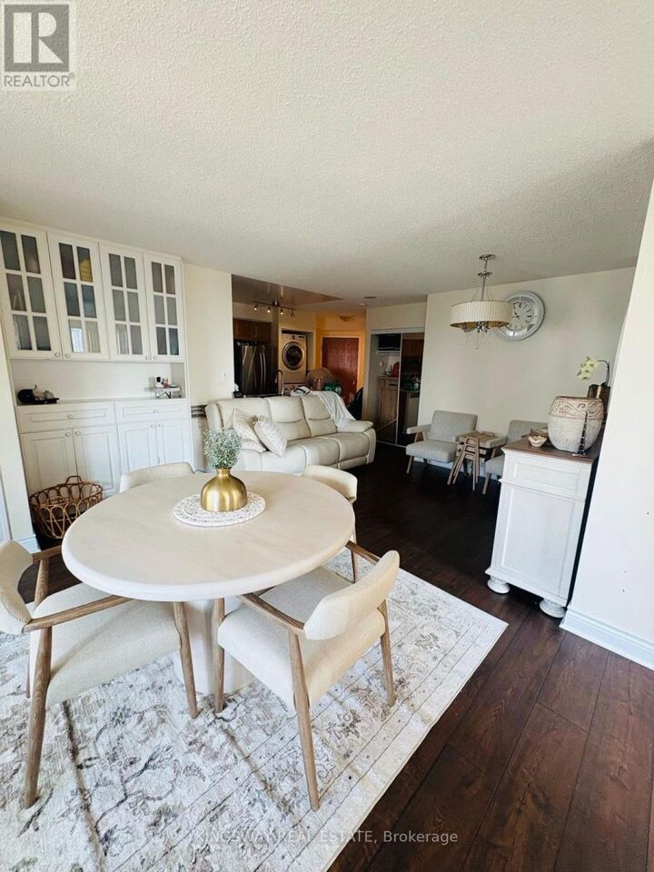 Property Photo:  7 Lorraine Drive 2303  ON M2N 7H2 