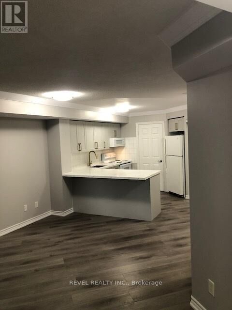 Property Photo:  3880 Duke Of York Boulevard 601  ON L5B 4M7 