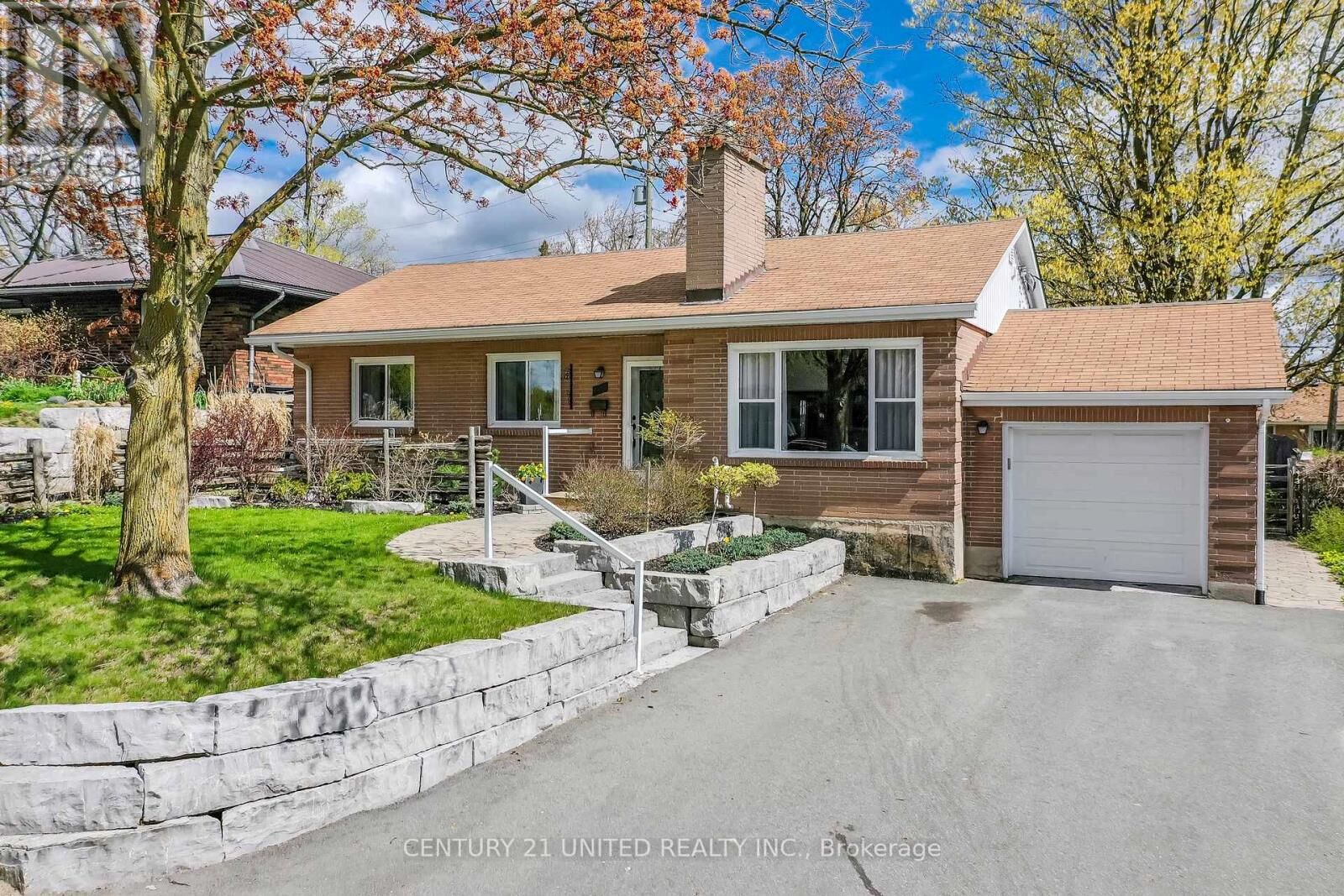 Property Photo:  682 Victory Crescent  ON K9J 4T3 
