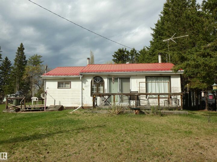 Property Photo:  706 Meadow Avenue  AB T0E 1A0 