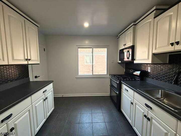Property Photo:  168 Tuxedo Pkwy 2  NJ 07106 