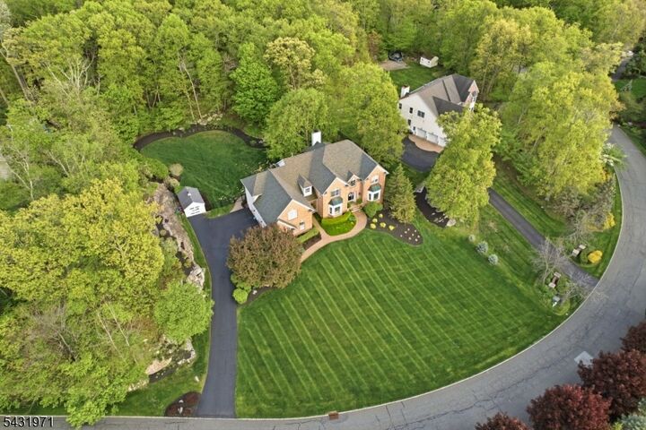 Property Photo:  6 Fox Run Rd  NJ 07871 