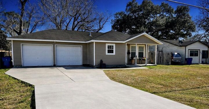 Property Photo:  708 E 6th Street  TX 77480 