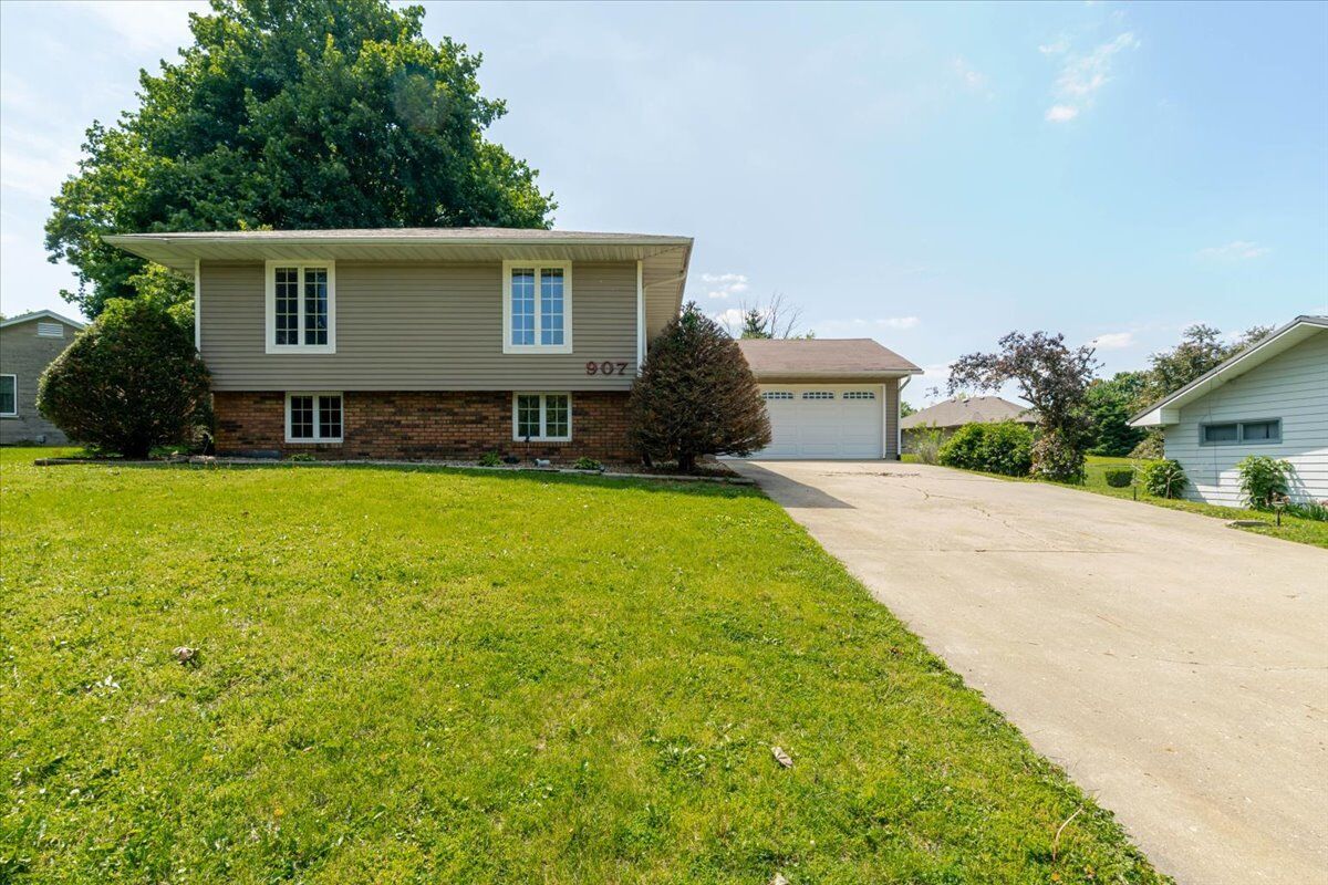 Property Photo: 907 S Quincy Street IL 61727