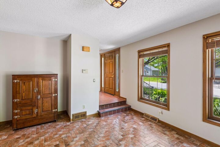 Property Photo:  729 Northwood Drive  MN 55328 
