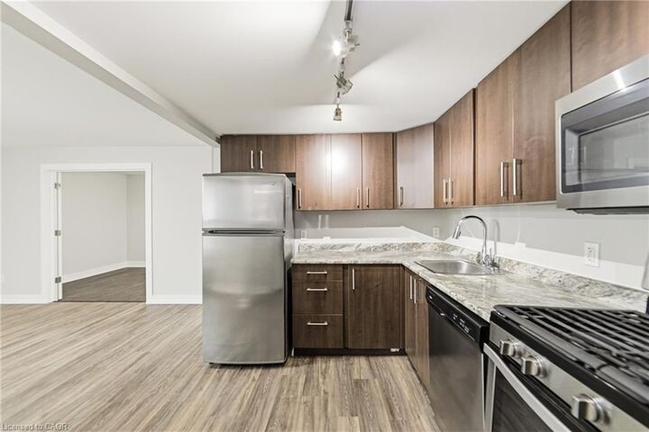 Property Photo:  4 Ottawa Street N 1  ON L8H 3Y7 