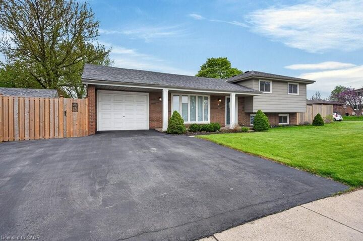 Property Photo:  4 Camelot Drive  ON L8V 2L2 