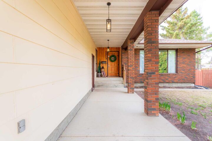 Property Photo:  5213 37 Street  AB T9V 1T1 