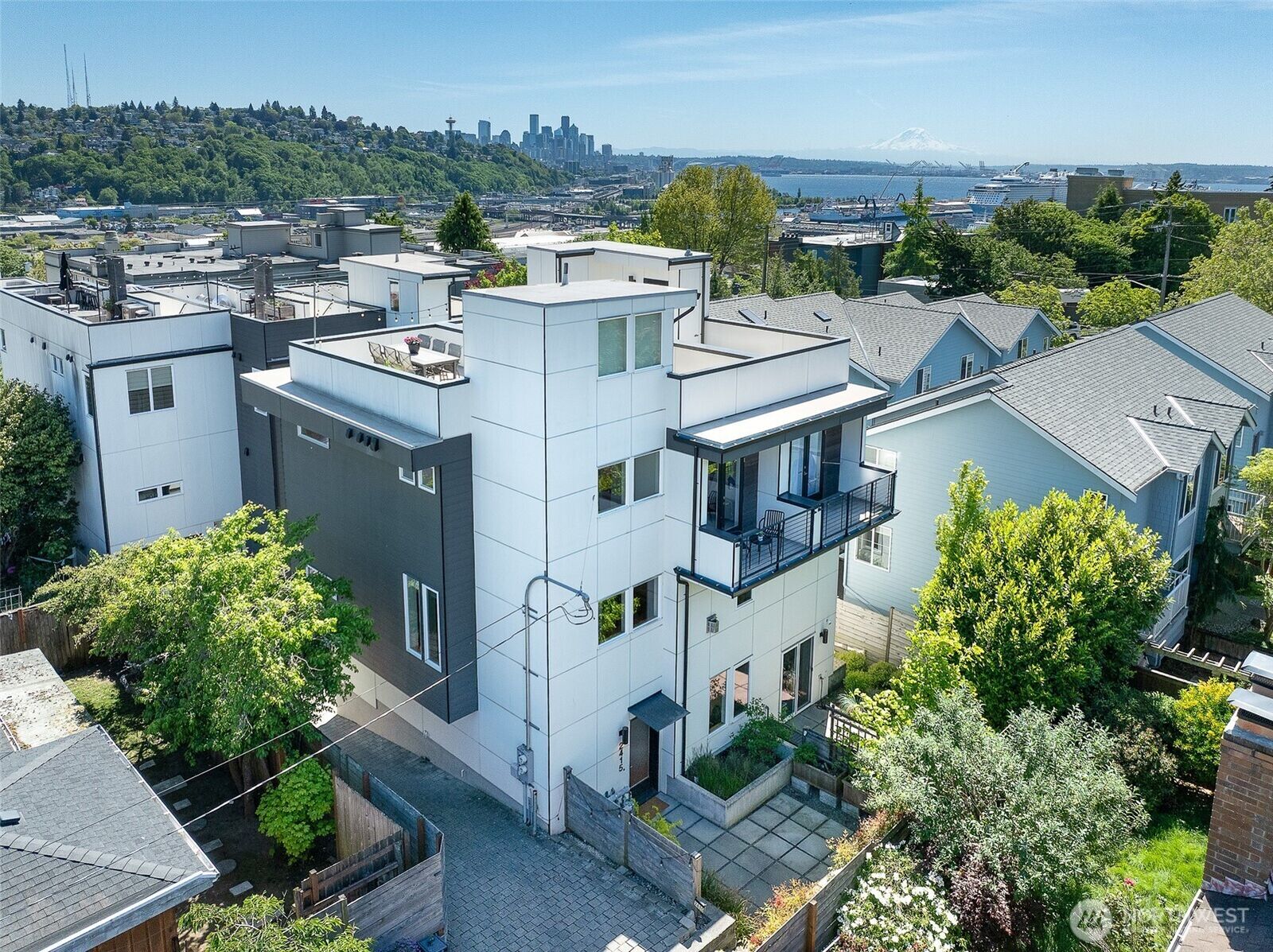 Property Photo:  2415 W Lynn Street  WA 98199 