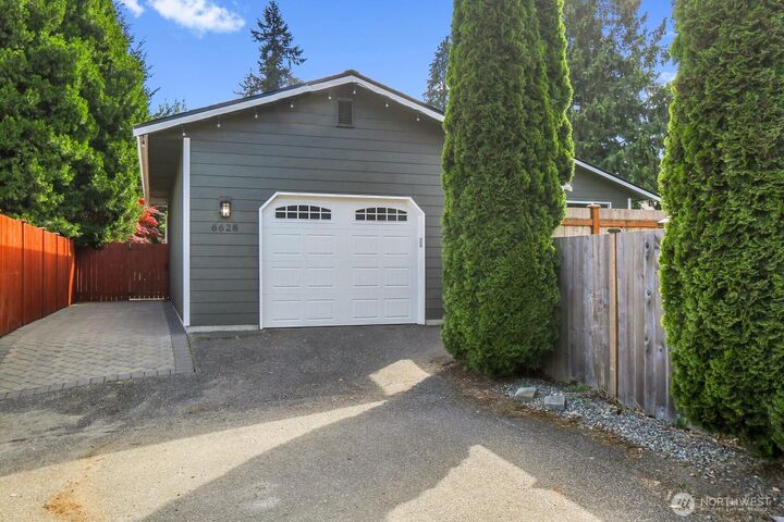 Property Photo:  6628  Beverly Boulevard  WA 98203 