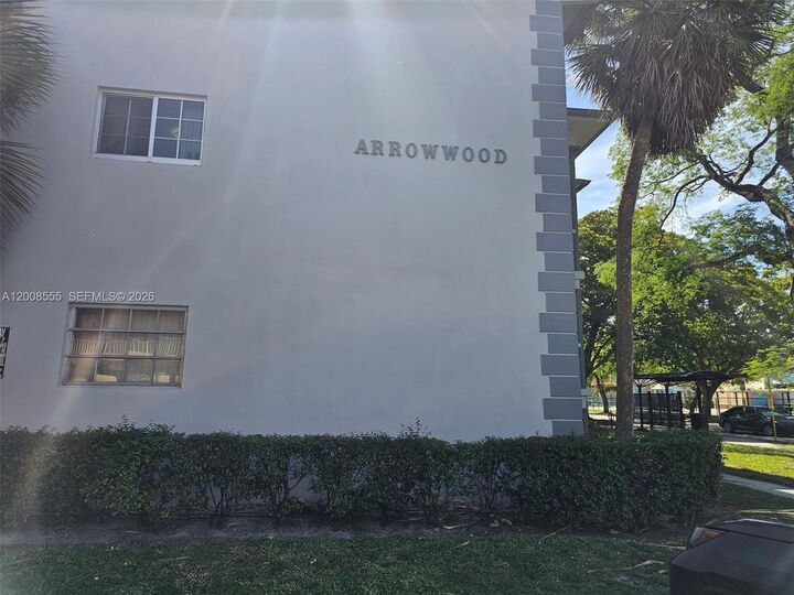 Property Photo: 900 Tallwood Ave 207 FL 33021