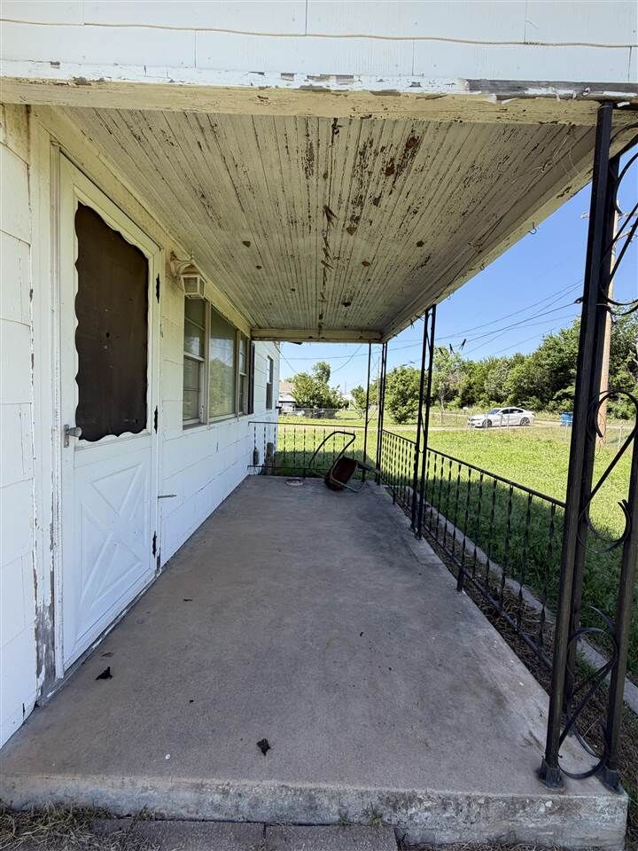 Property Photo:  2922 N Kings Highway  OK 74023 