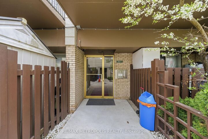 Property Photo: 5877 Bathurst Street 205 ON M2R 1Y7