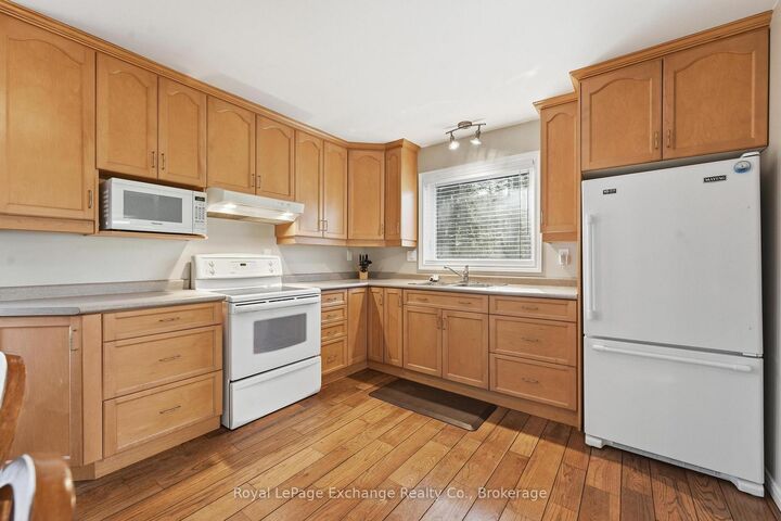 Property Photo: 924 Tanglewood Drive ON N2Z 2X3