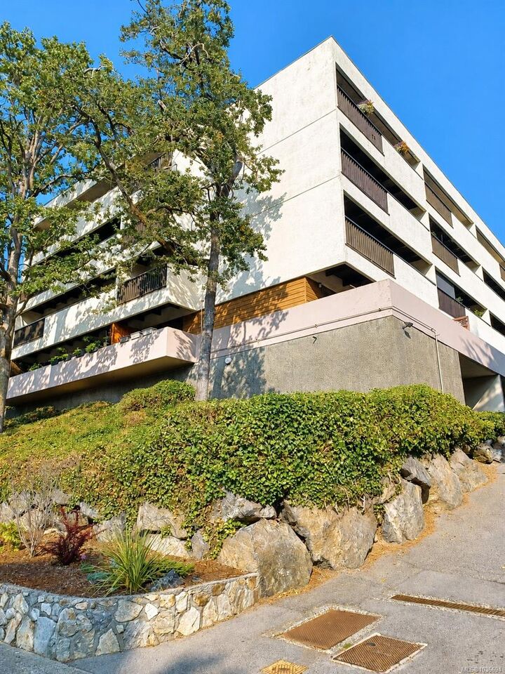 Property Photo:  3277 Glasgow Ave 410  BC V8X 1M3 
