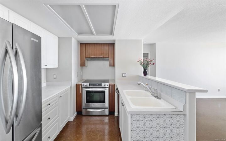 Property Photo:  930 Yates St 1405  BC V8V 4Z3 