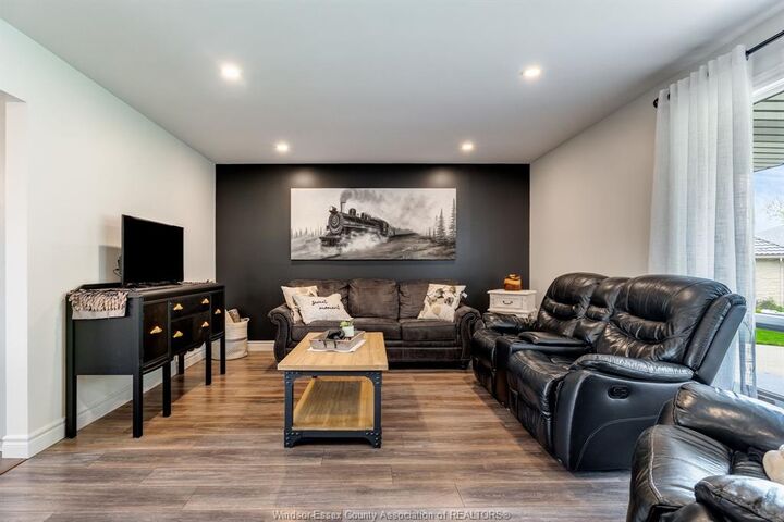 Photo de la propriété: 66 Shawnee Court ON N8H 5A9