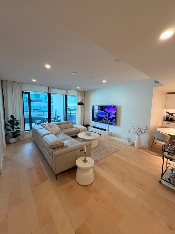 Property Photo:  135 E 13th Street 515  BC V7L 0J8 