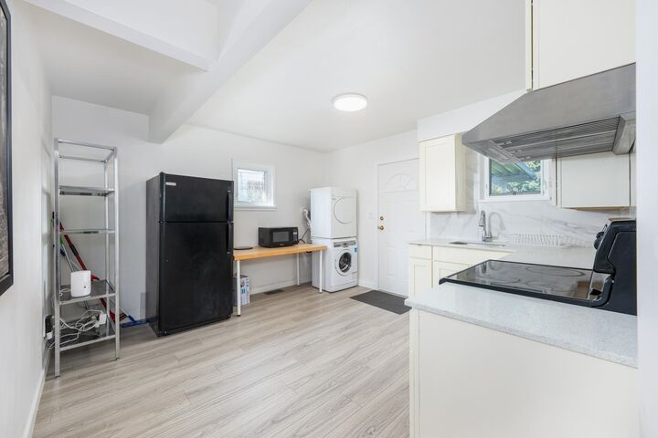 Property Photo: 525 Sixteenth Street BC V3M 4R4